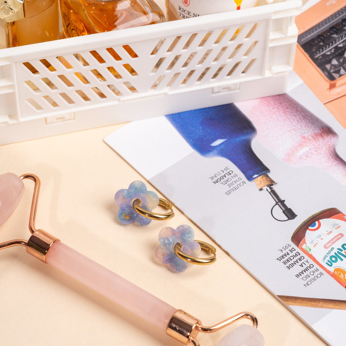 Creolen Blume Acetat Blau Rosa getragen – Les Nicolettes