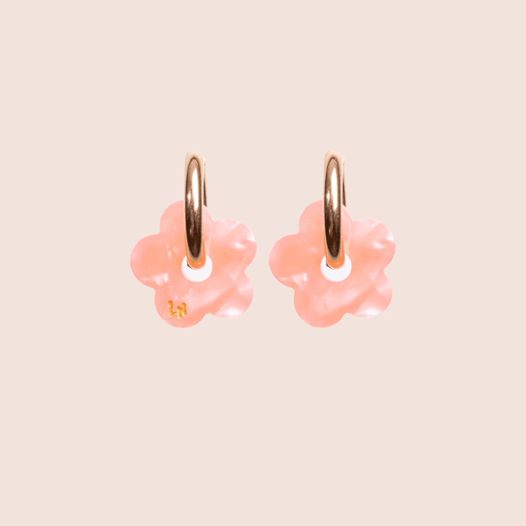 Creolen Blume Acetat Pfirsich: goldfarbene Creolen aus Chirurgenstahl und Charms aus Acetat, Ansicht 2 – Les Nicolettes