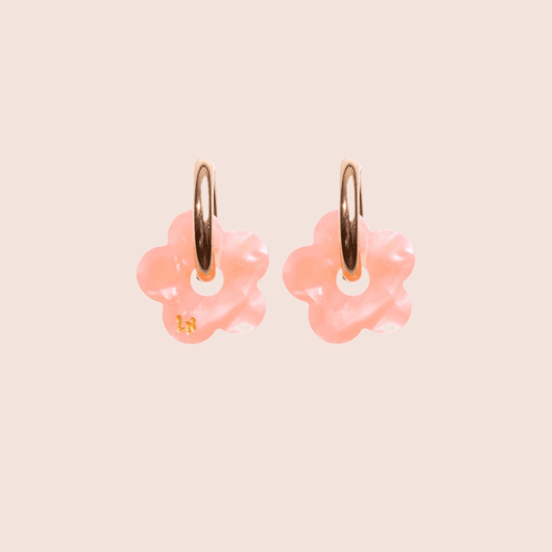 Aros Flor Acetato Melocotón: aros dorados de acero quirúrgico y charms de acetato de celulosa, vista 2 – Les Nicolettes