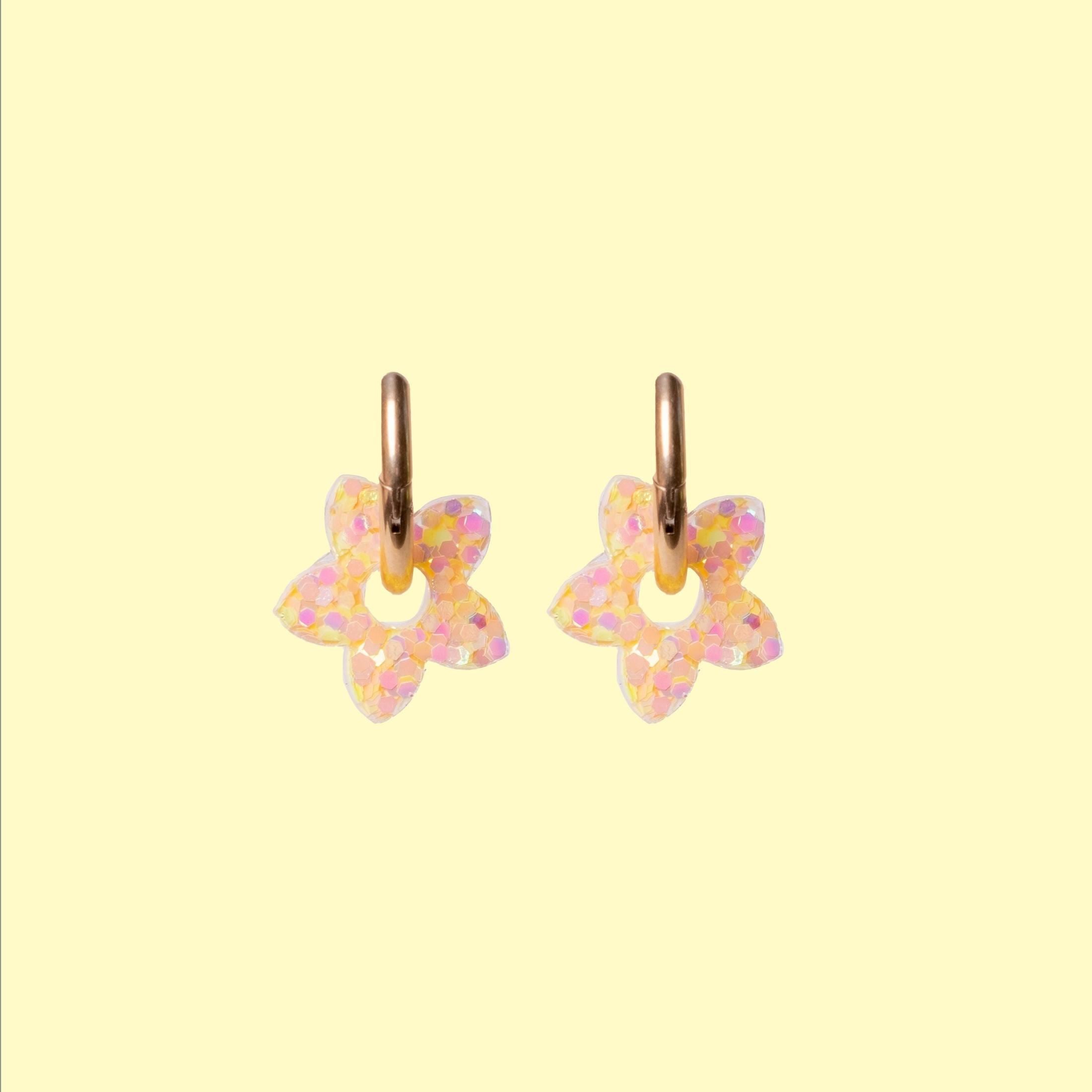 Créoles Mini Tiaré Orange Jaune en acier chirurgical avec charms, modèle enfant et adulte