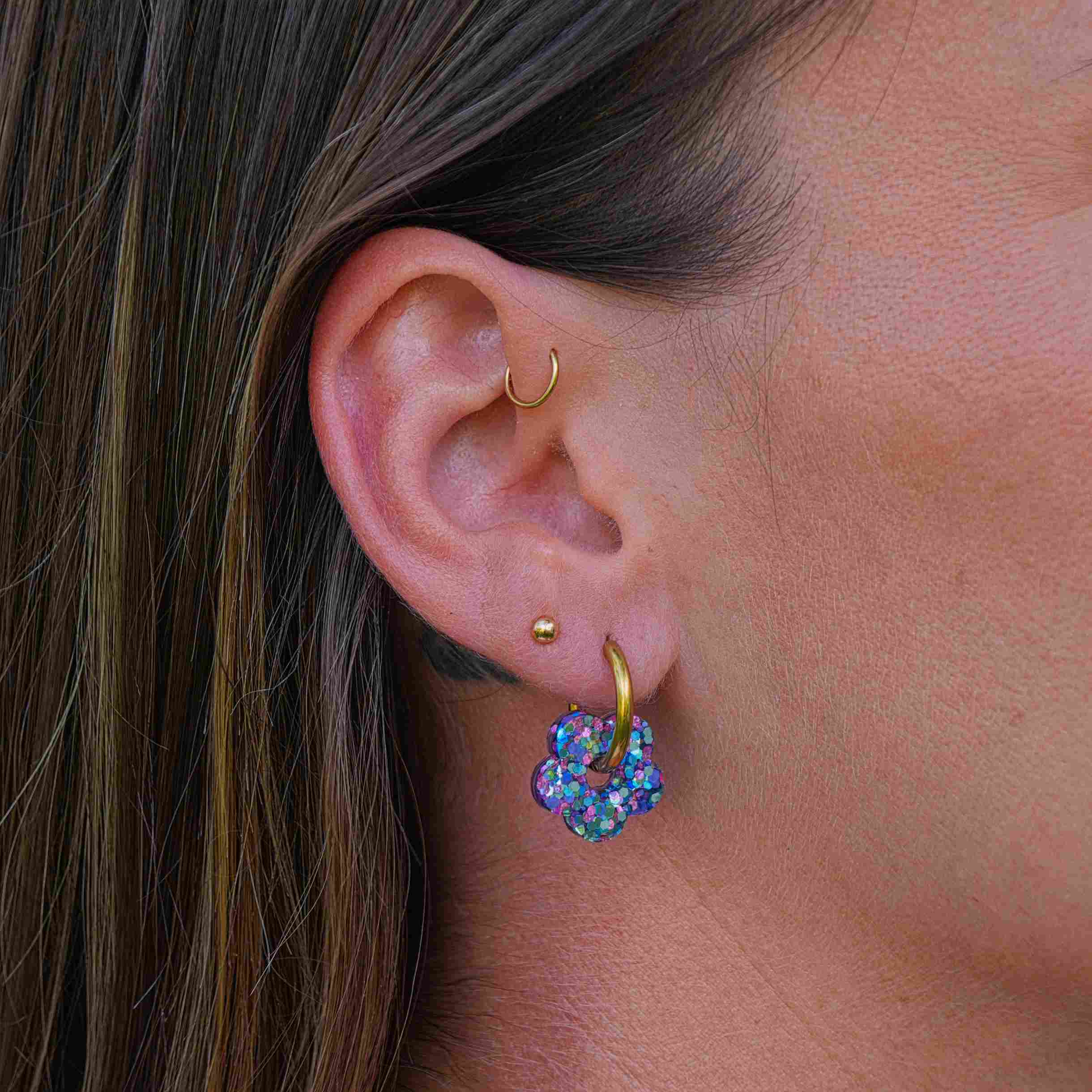 Orecchini a cerchio mini fiore misto viola blu