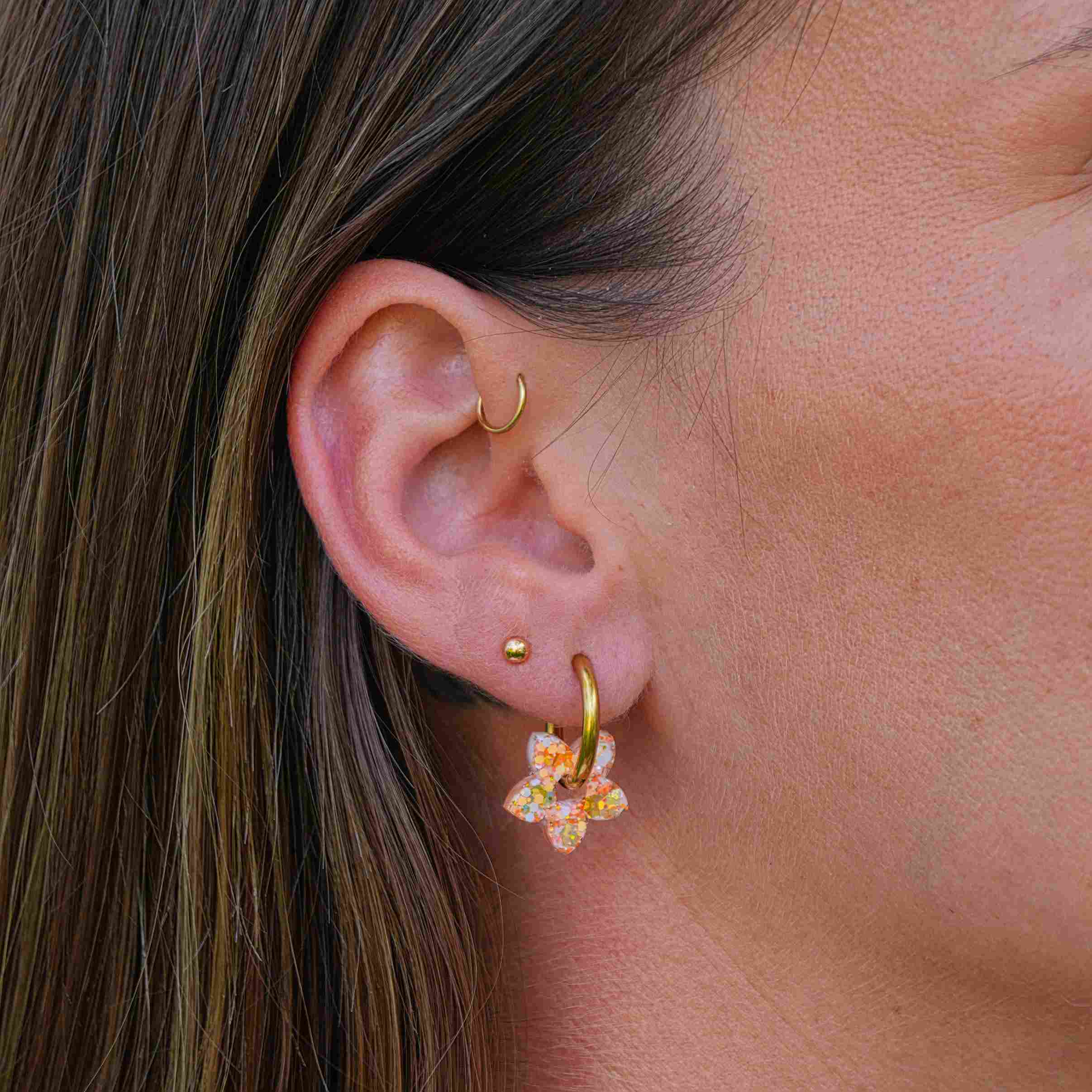 Créoles Mini Tiaré Ivoire Orange en acier chirurgical avec charms, modèle enfant et adulte