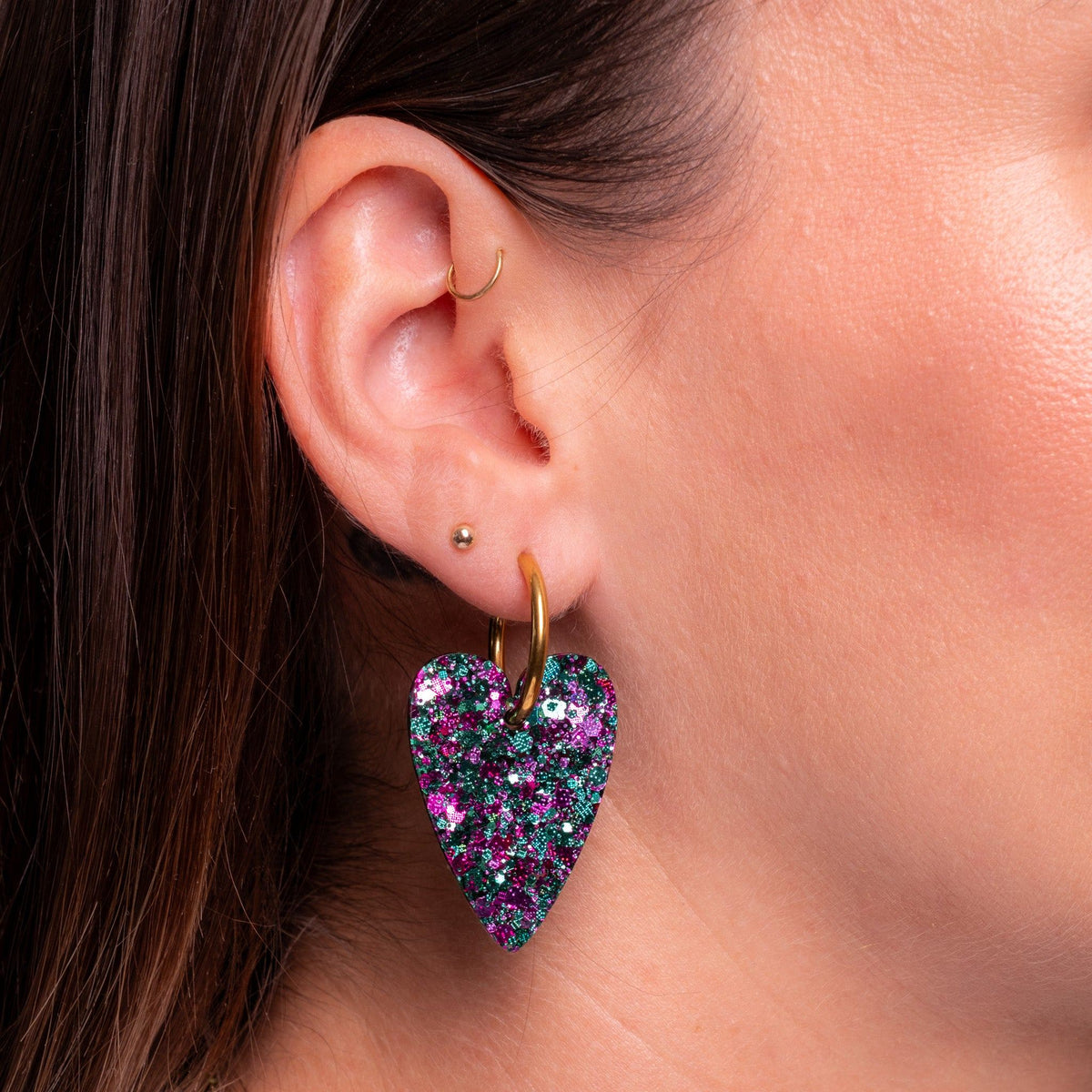 Boucles d'oreilles Cœur Émeraude Fuchsia portées-Les Nicolettes