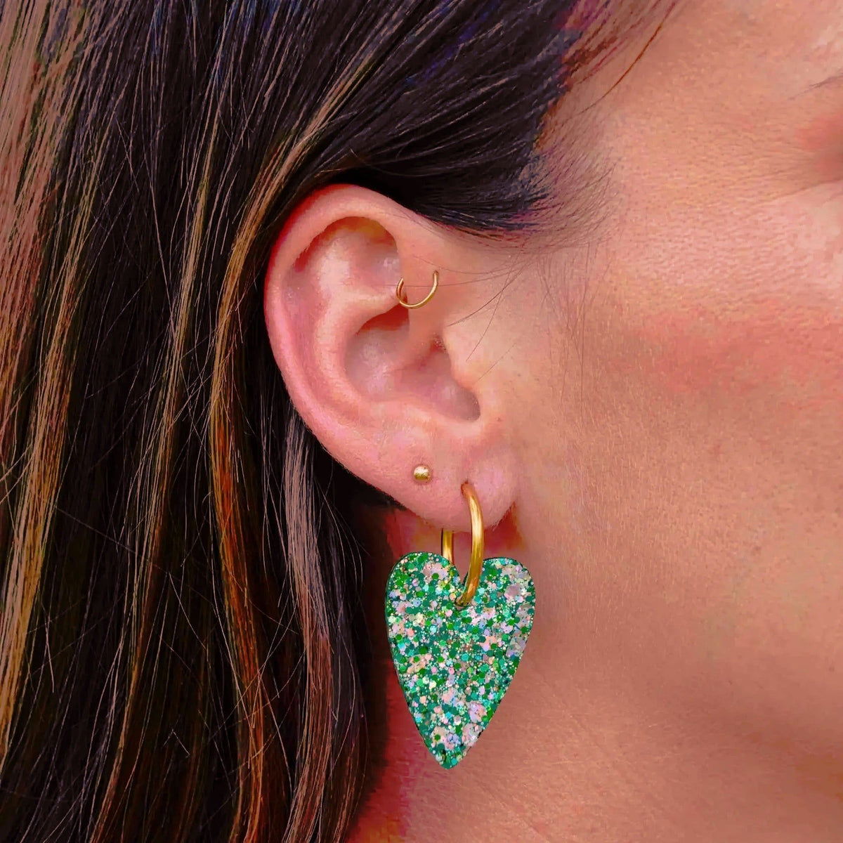 Boucles d'oreilles Cœur Mix Vert 2.0 portées – Les Nicolettes