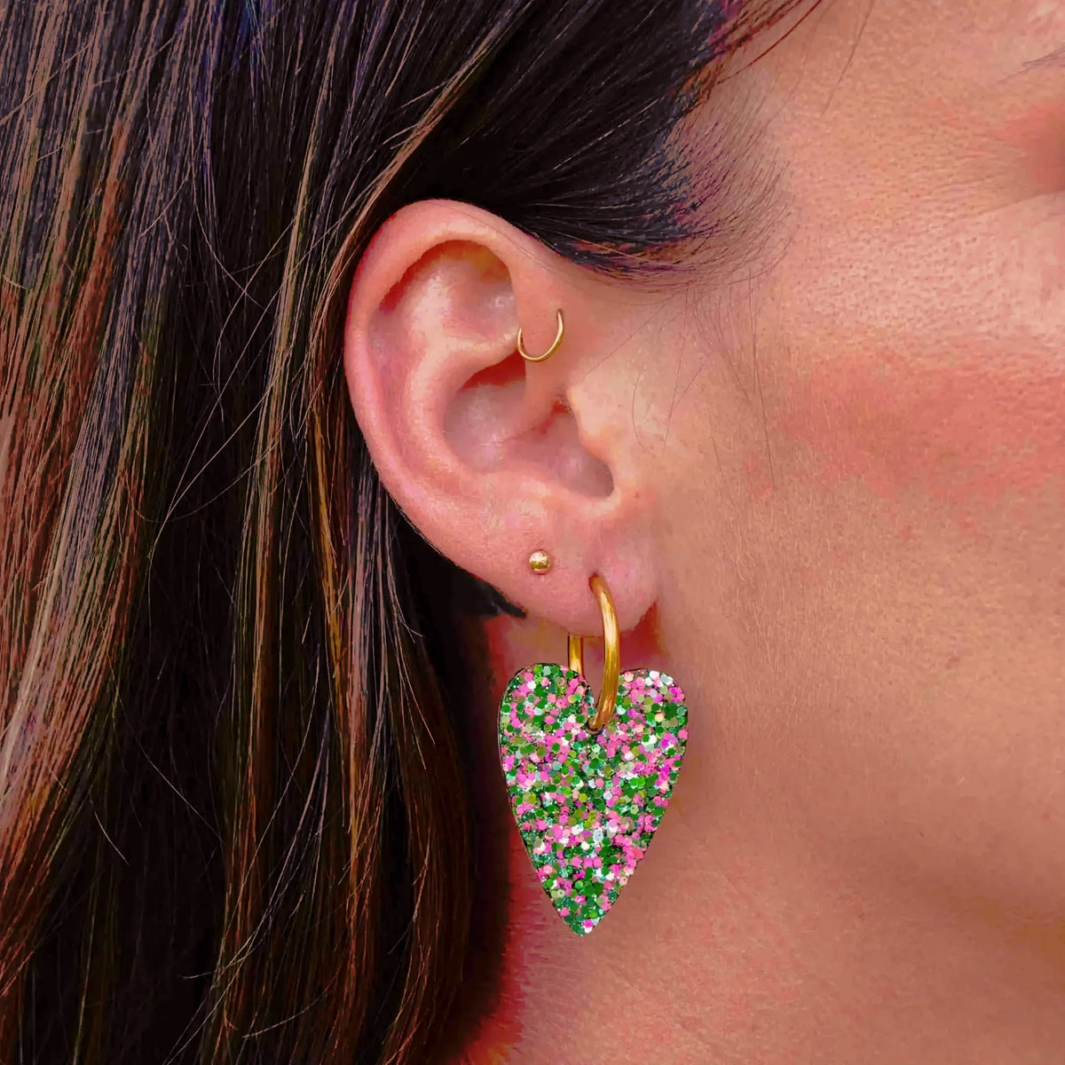 Boucles d'oreilles Cœur Mix Vert Rose portées – Les Nicolettes