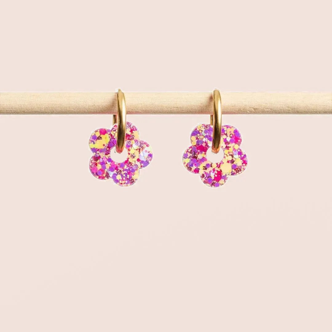 Créoles Mini Fleur Barbiecore – Les Nicolettes