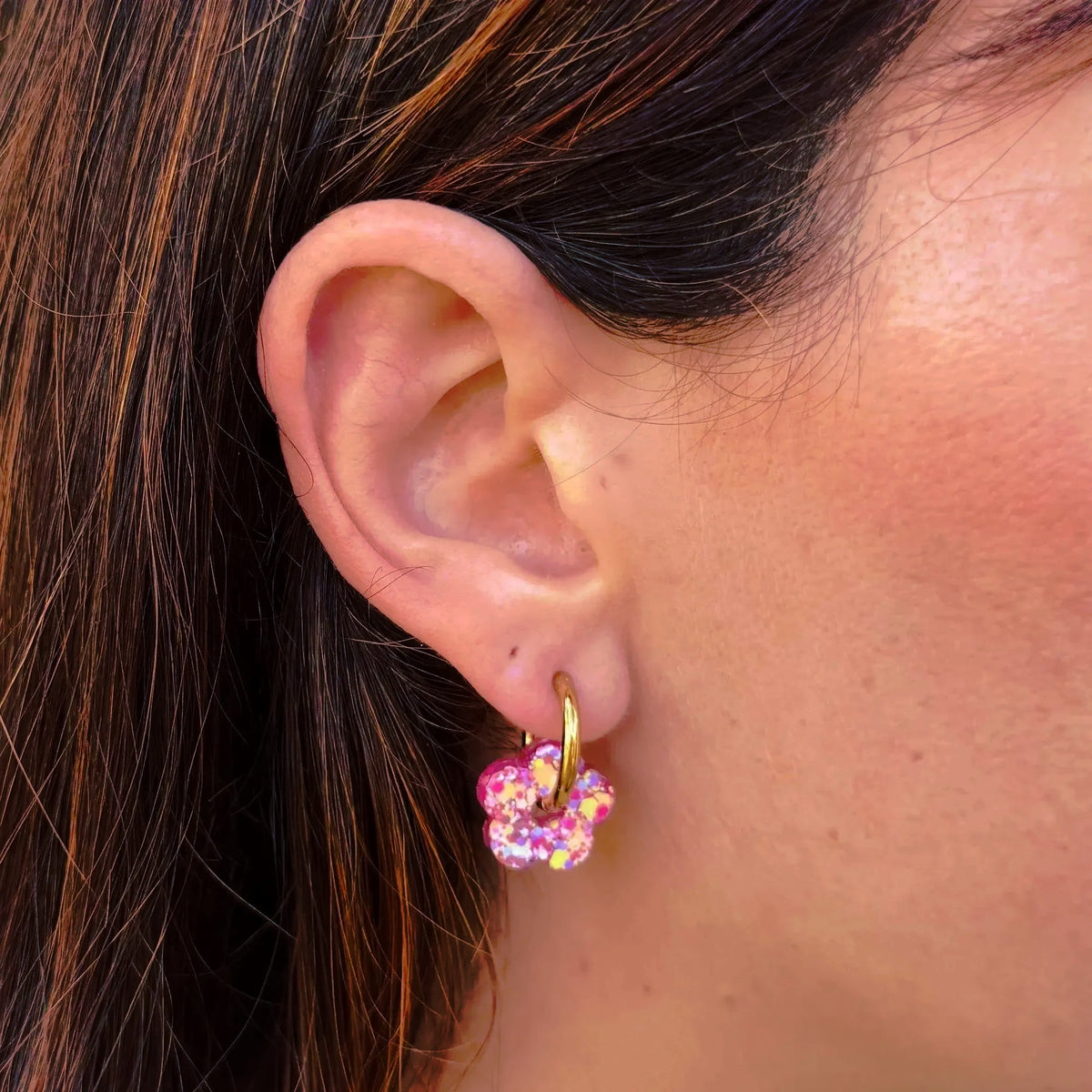 Créoles Mini Fleur Barbiecore portées – Les Nicolettes