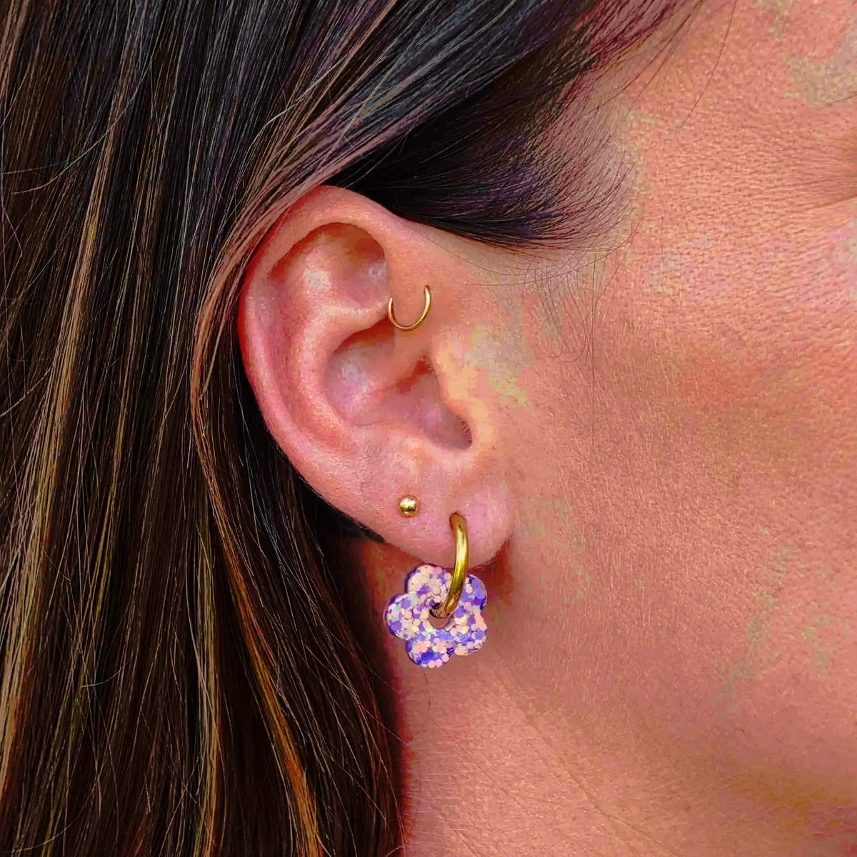 Créoles Mini Fleur Mauve Orange portées – Les Nicolettes