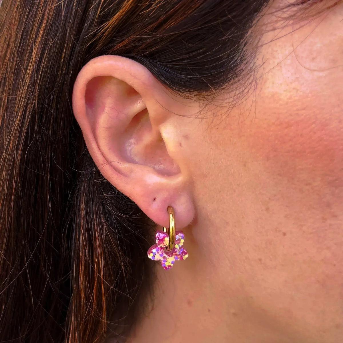 Créoles Mini Tiaré Barbiecore portées – Les Nicolettes