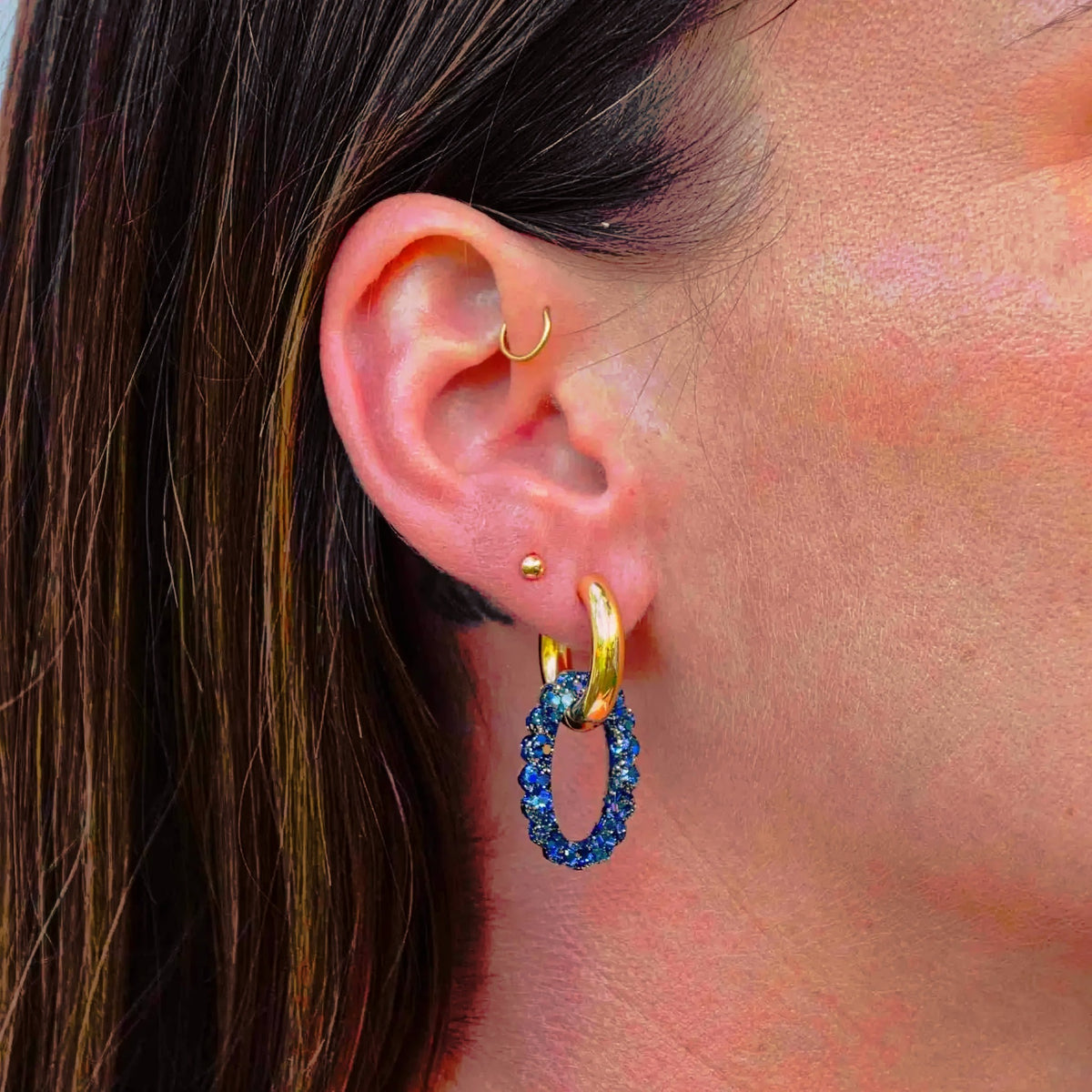 Créoles Ovale Mix Bleu portées – Les Nicolettes