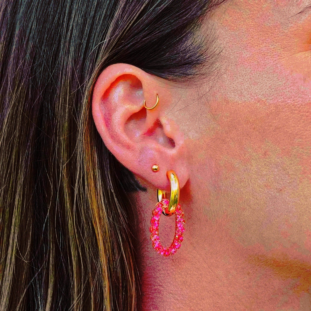 Créoles Ovale Mix Rose Rouge portées – Les Nicolettes