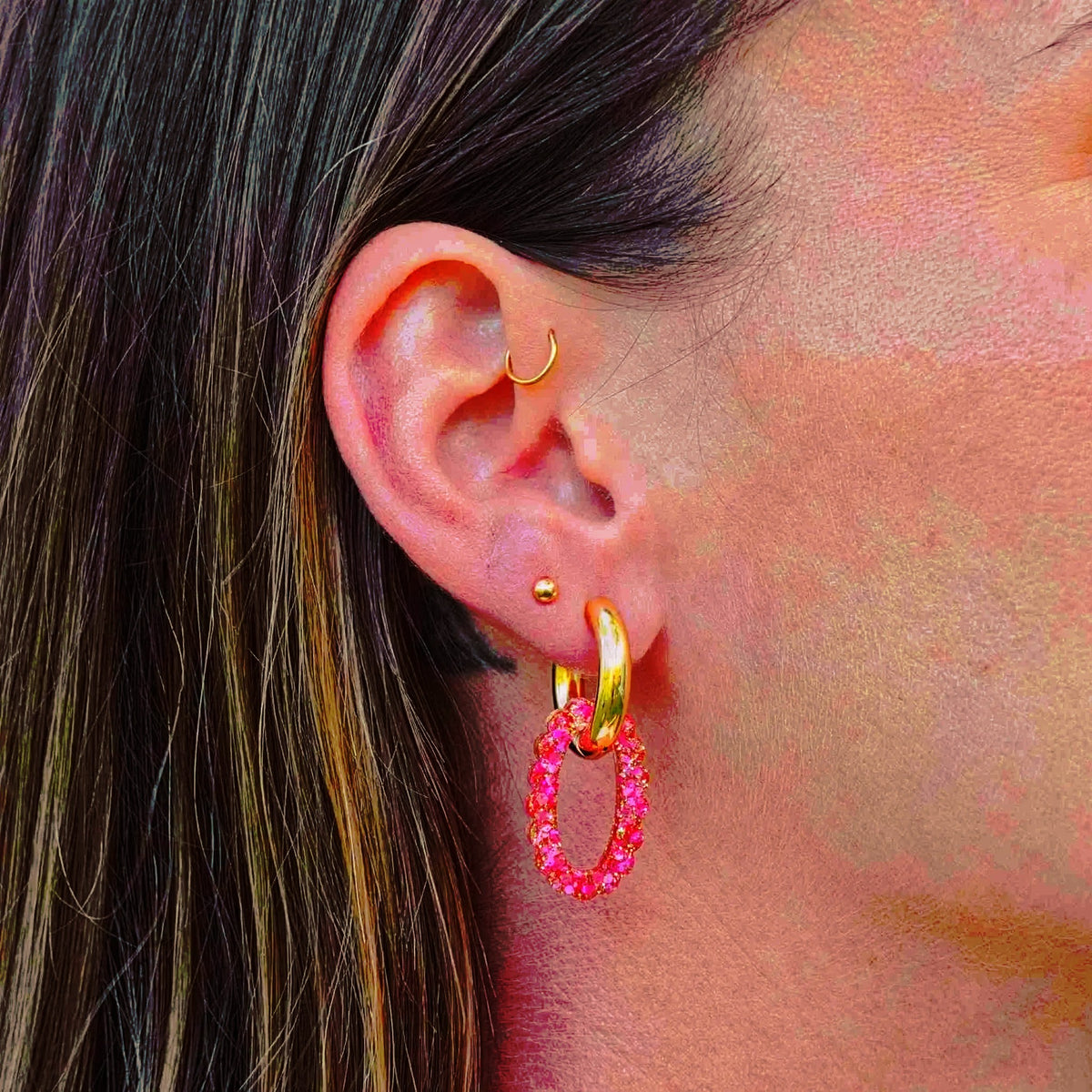 Créoles Ovale Mix Rose Rouge portées – Les Nicolettes