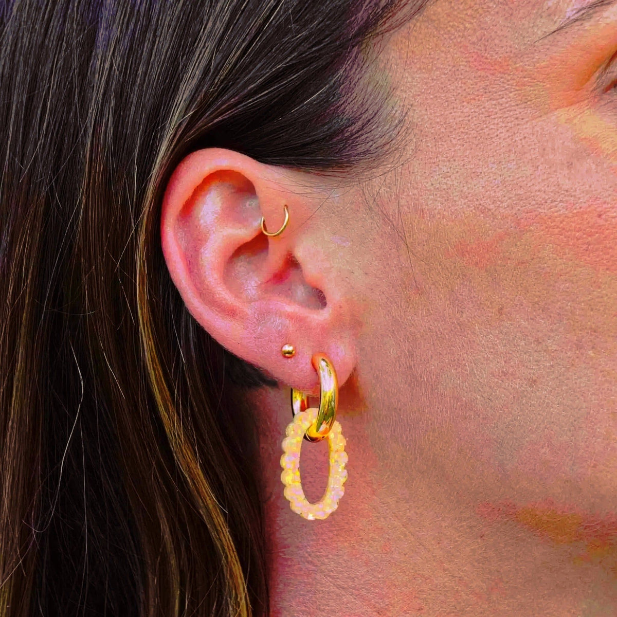 Créoles Ovale Orange Jaune portées – Les Nicolettes