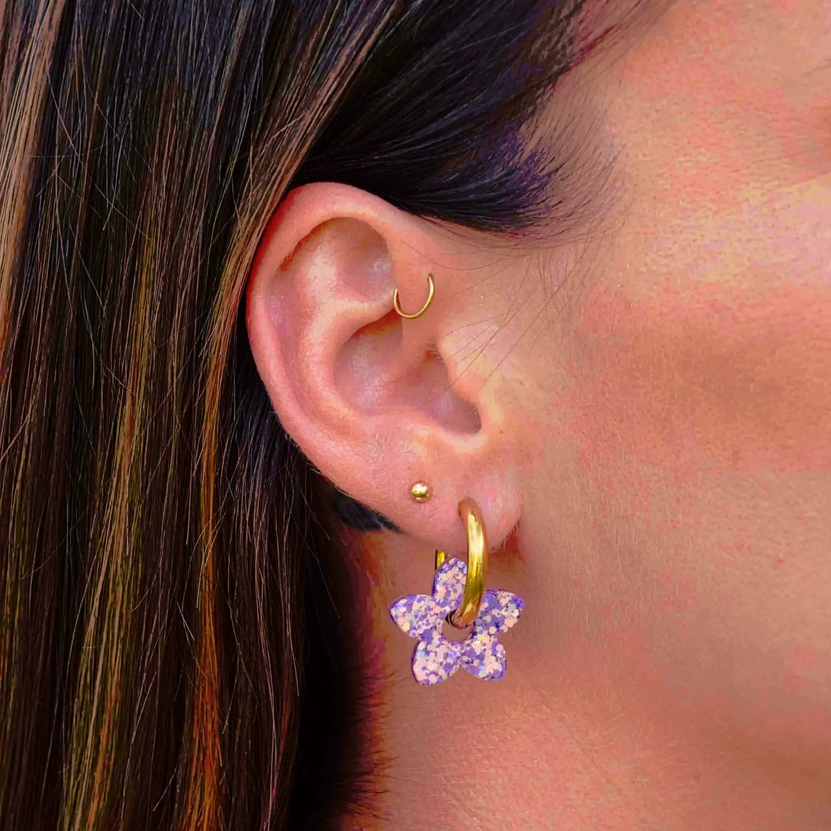 Créoles Tiaré Mauve Orange portées – Les Nicolettes