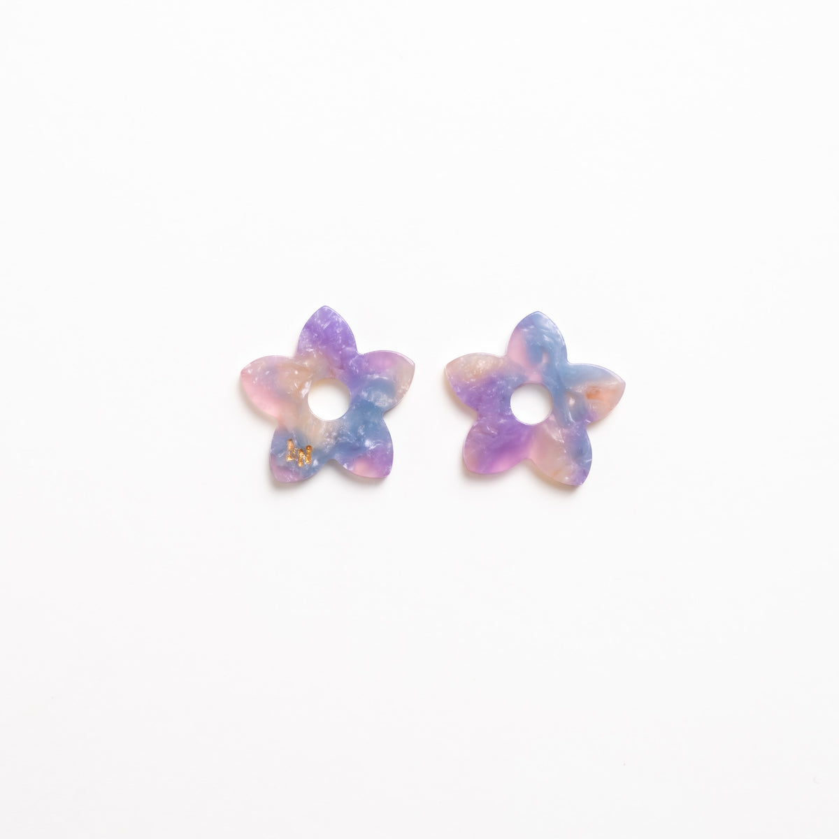 Creolen Tiaré Acetat Blau Rosa: goldfarbene Creolen aus Chirurgenstahl und Charms aus Celluloseacetat – Les Nicolettes