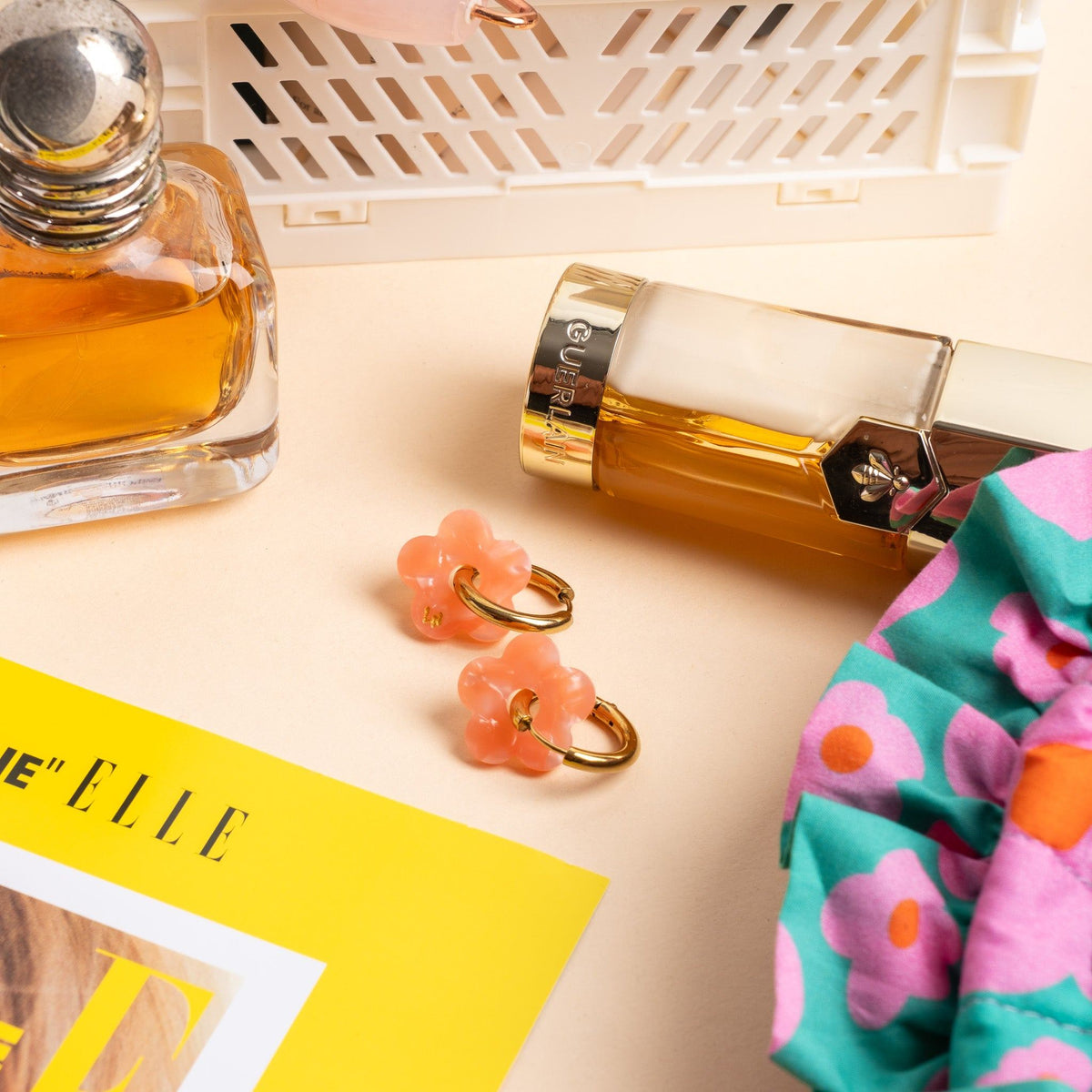 Creolen Blume Acetat Pfirsich getragen – Les Nicolettes