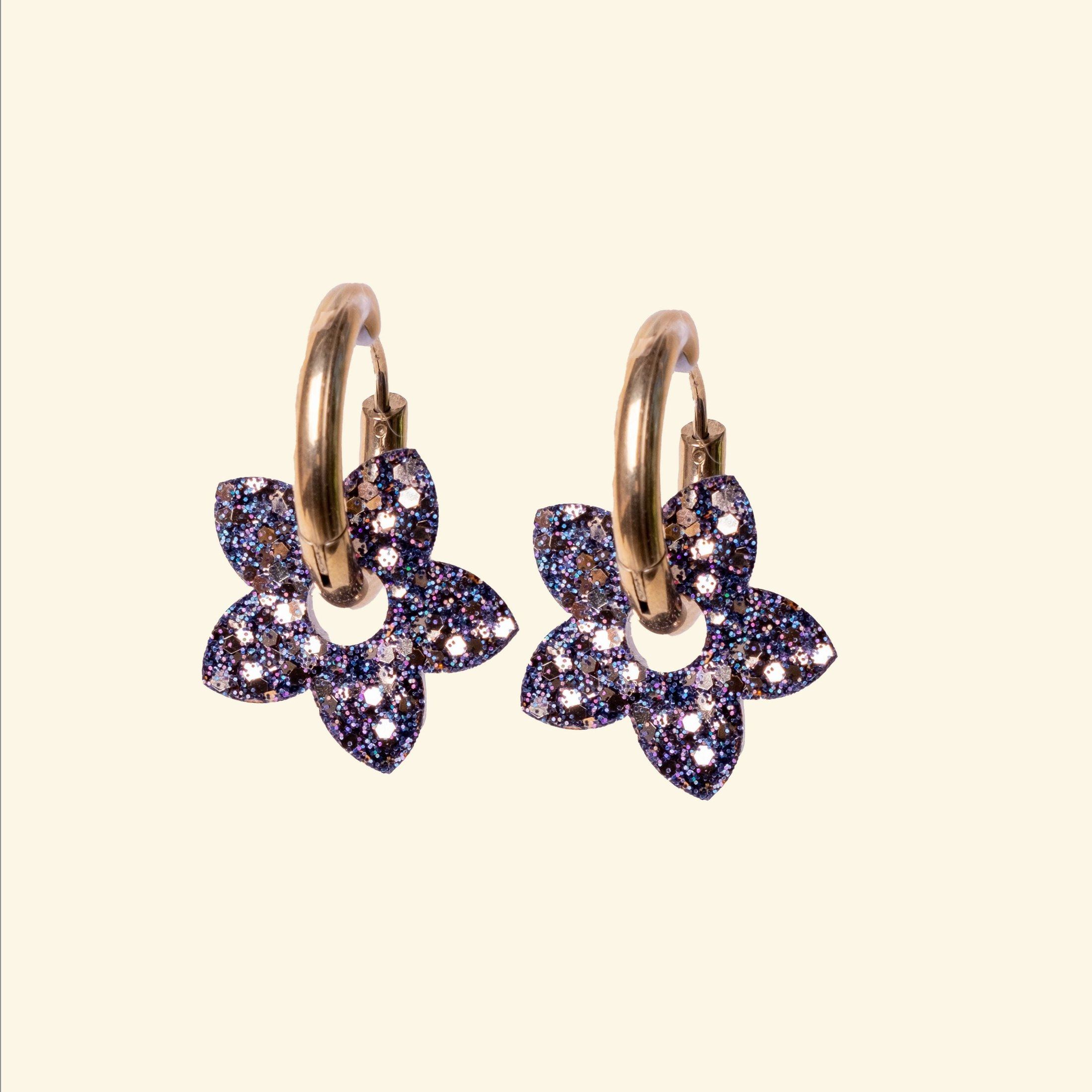 Créoles Tiaré Dark Gold faites main en résine époxy, avec anneaux en acier chirurgical hypoallergénique