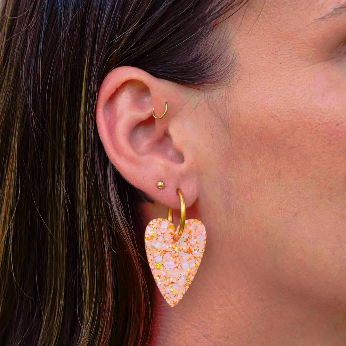 Boucles d'oreilles Cœur Ivoire Orange portées – Les Nicolettes