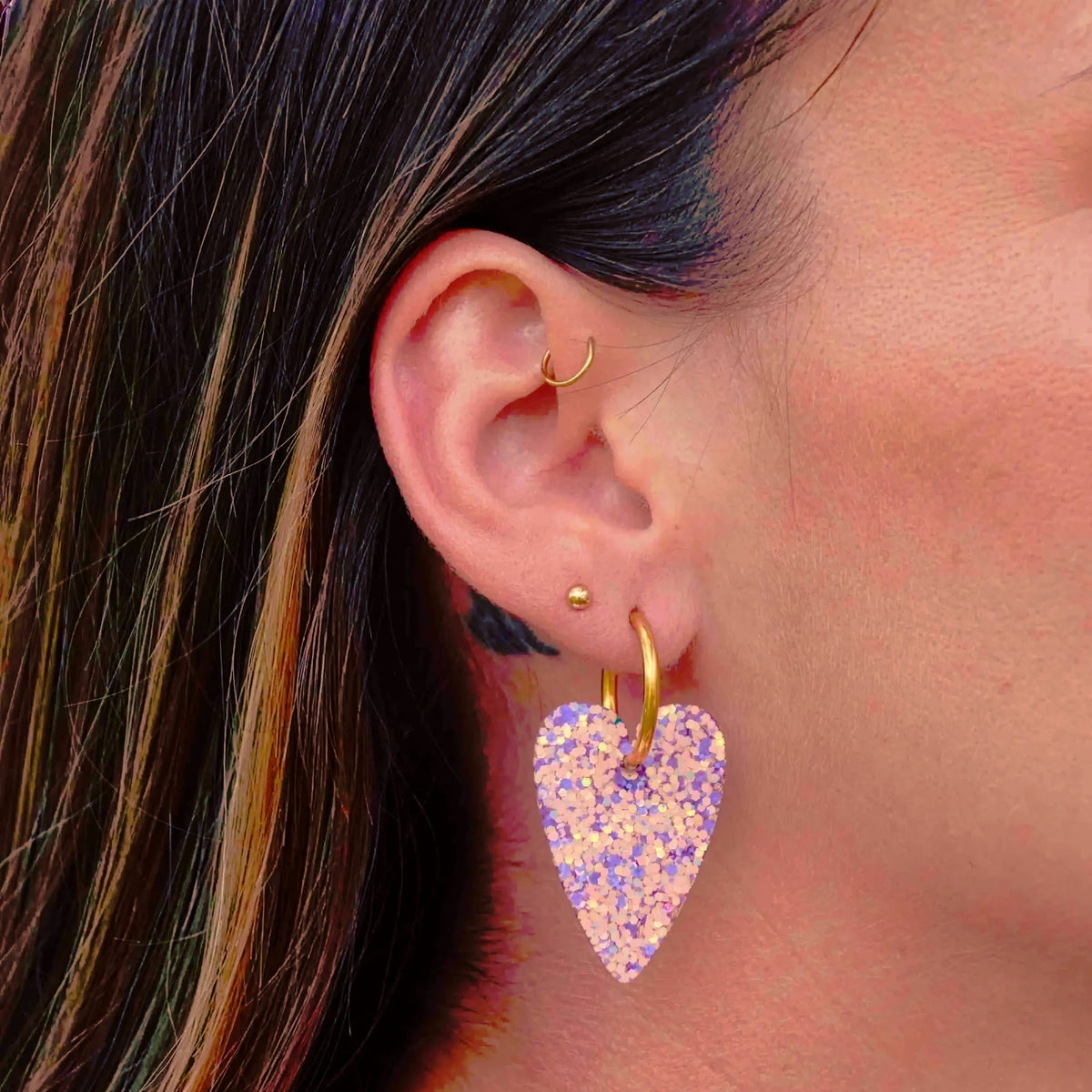 Boucles d'oreilles Cœur Mauve Orange portées – Les Nicolettes