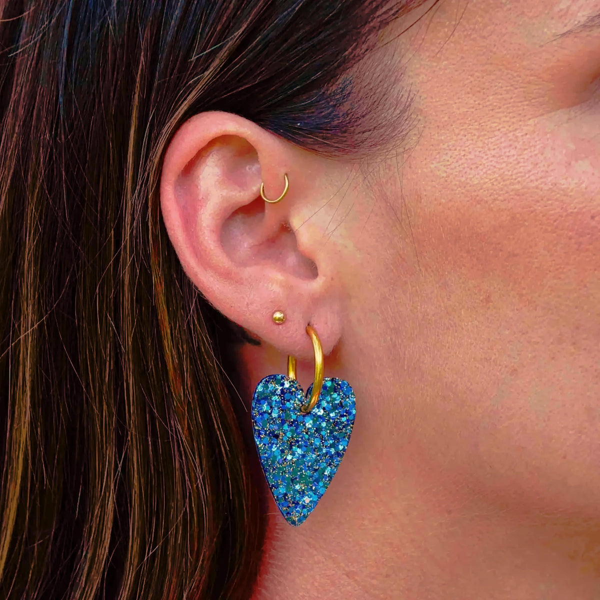 Boucles d'oreilles Cœur Mix Bleu portées – Les Nicolettes