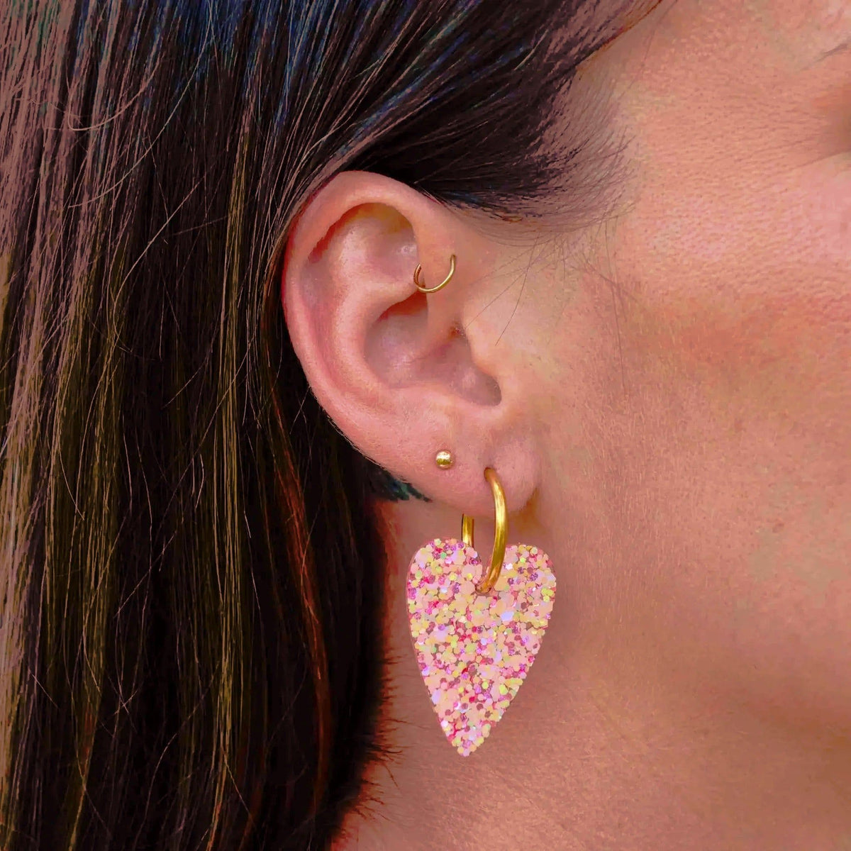 Boucles d'oreilles Cœur Summer Sunset portées – Les Nicolettes