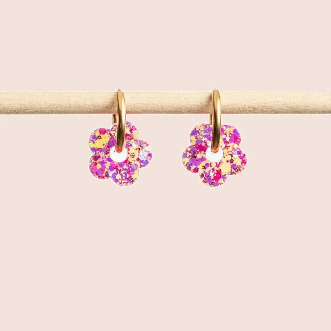Créoles Mini Fleur Barbiecore – Les Nicolettes