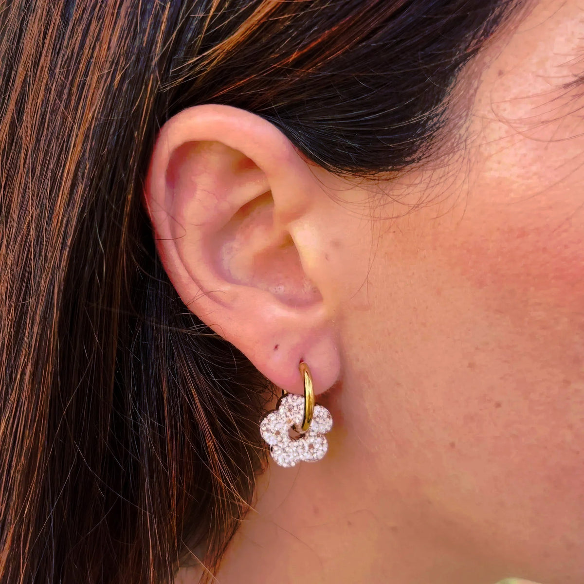 Créoles Mini Fleur Ivoire Champagne portées – Les Nicolettes