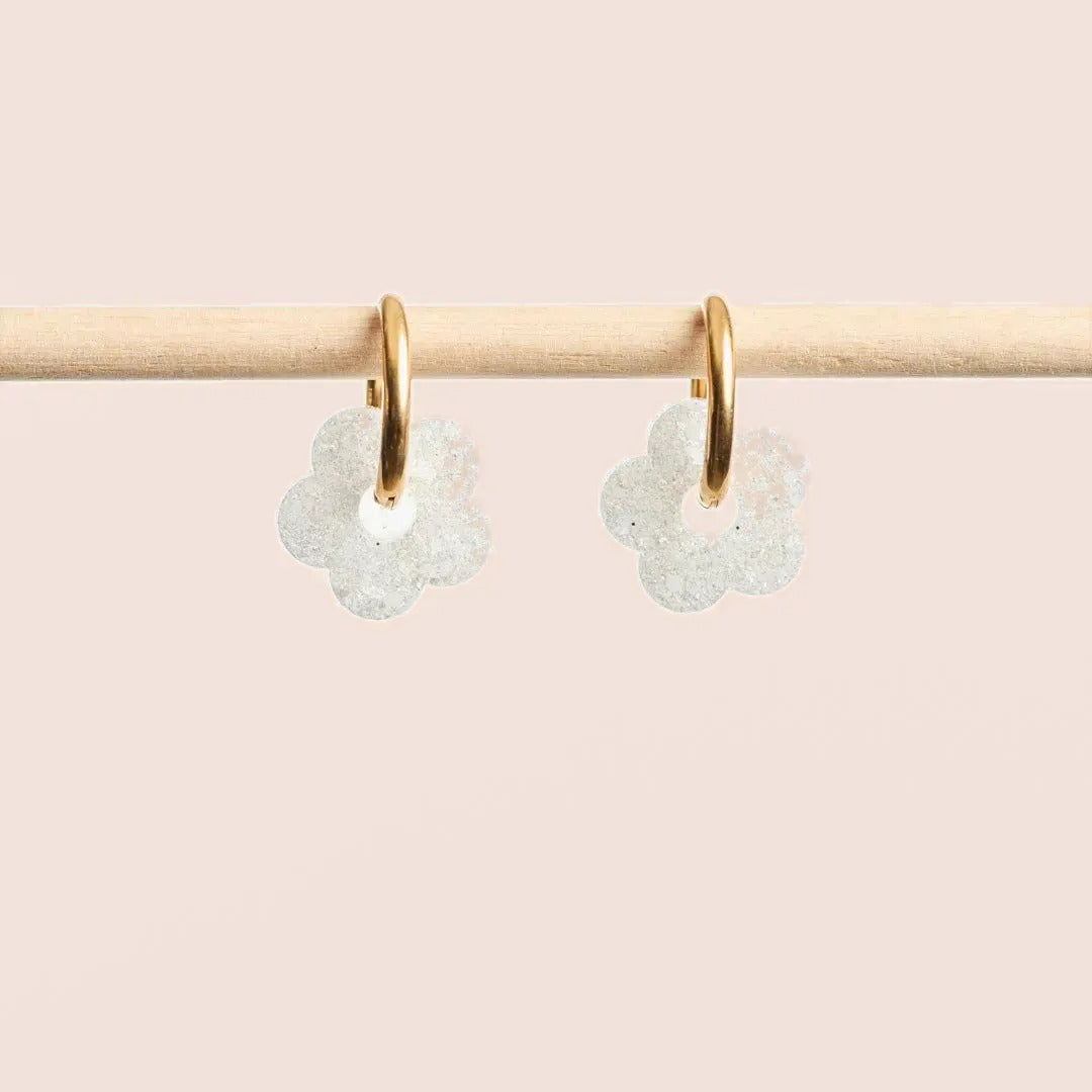Créoles Mini Fleur Ivoire – Les Nicolettes