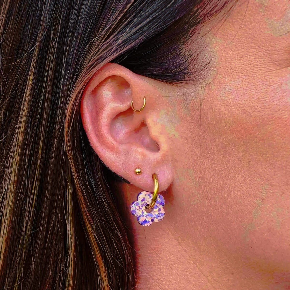 Créoles Mini Fleur Mauve Orange portées – Les Nicolettes