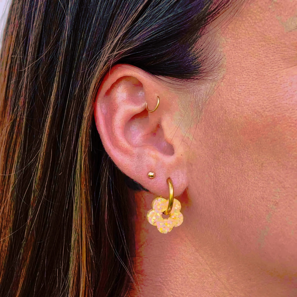 Créoles Mini Fleur Orange Jaune portées – Les Nicolettes