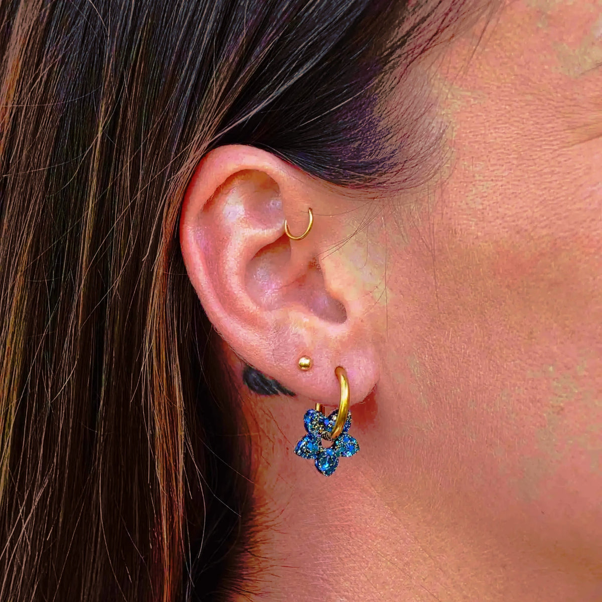 Créoles Mini Tiaré Mix Bleu portées – Les Nicolettes