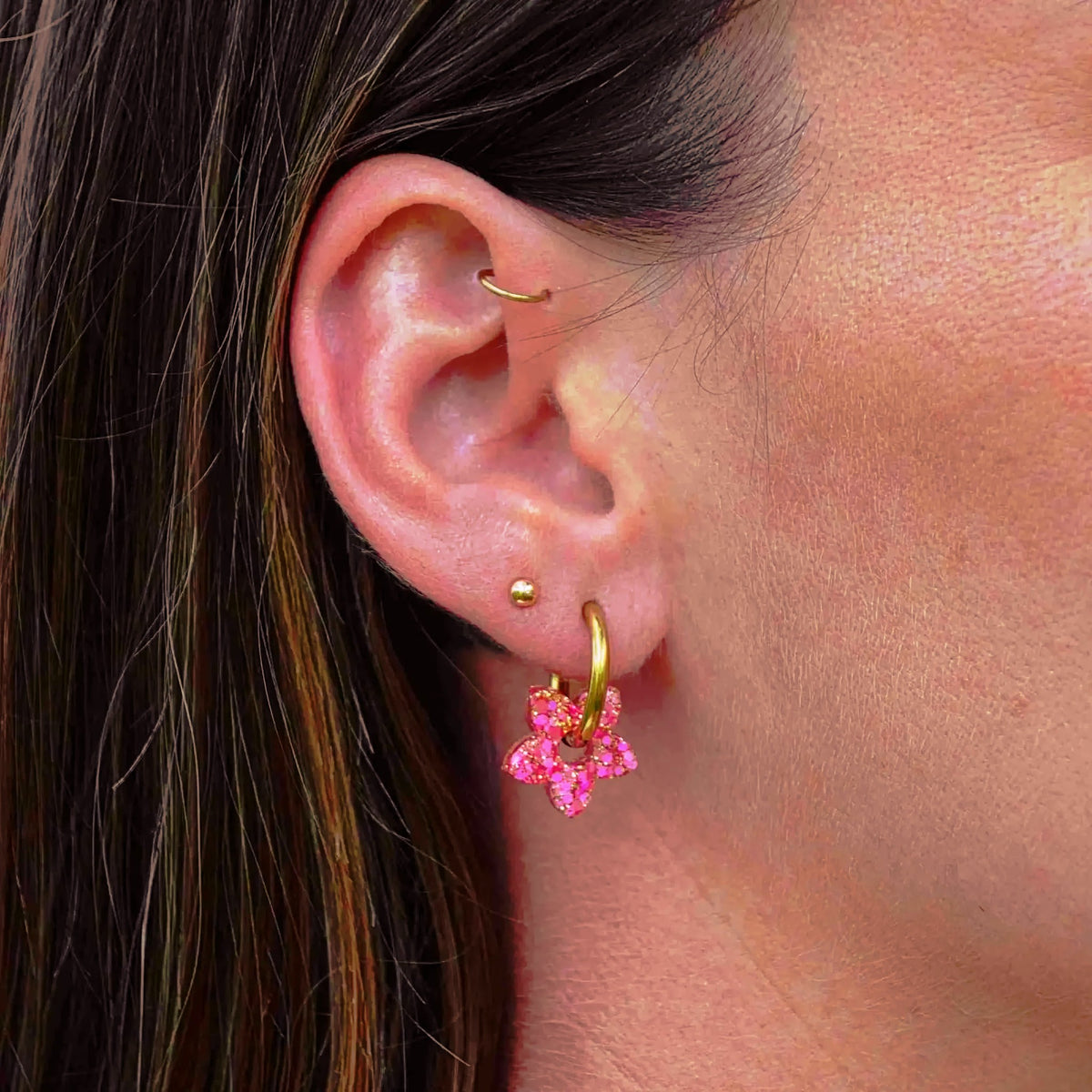 Créoles Mini Tiaré Mix Rose Rouge portées – Les Nicolettes