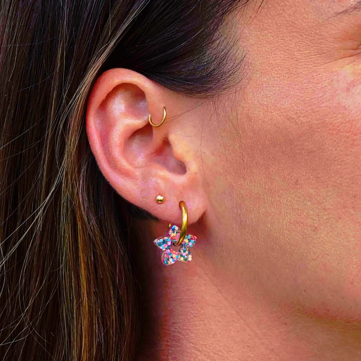 Créoles Mini Tiaré Orange Bleu Parme portées – Les Nicolettes