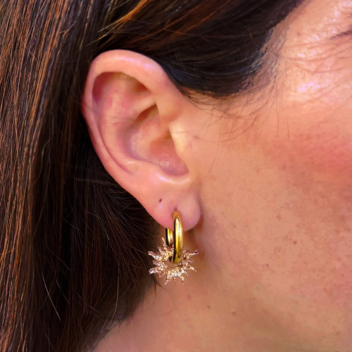 Créoles Soleil Jaune Champagne portées – Les Nicolettes