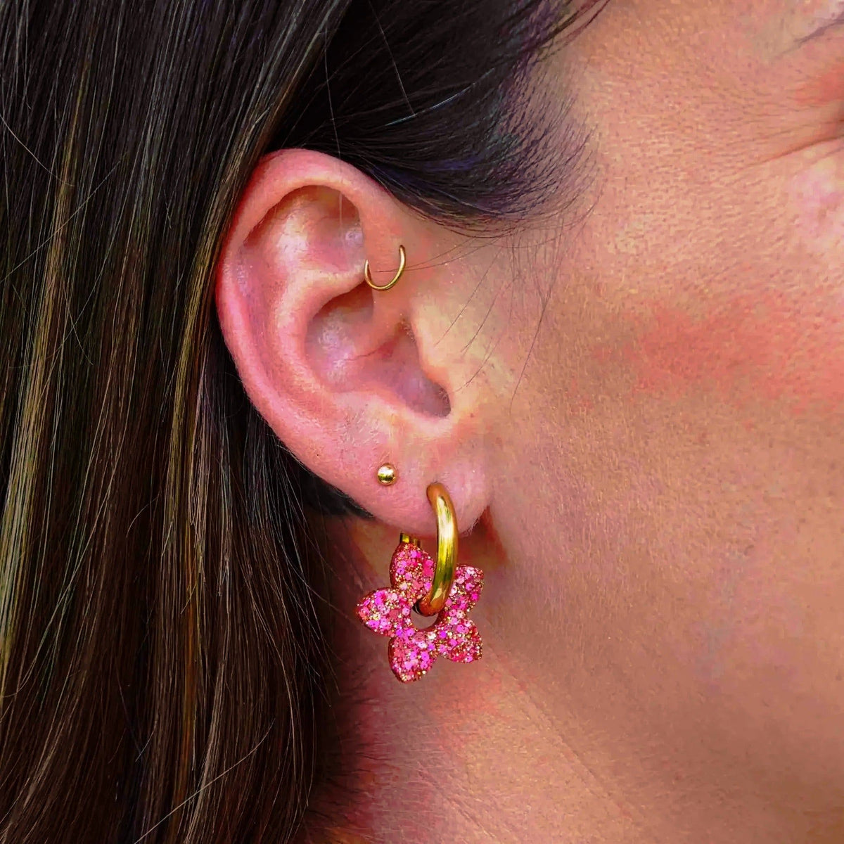 Créoles Tiaré Mix Rose Rouge portées – Les Nicolettes