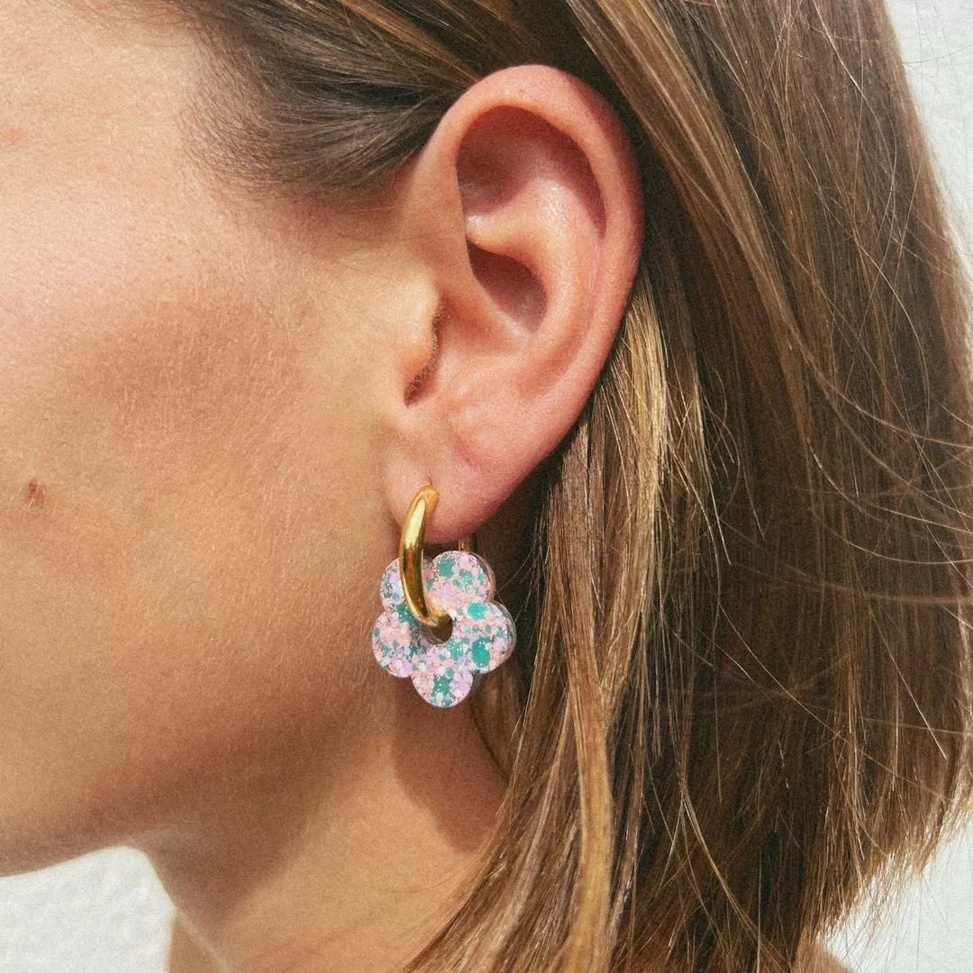 Découvrez nos Boucles d’oreilles et Créoles portées fait main en France en résine époxy Les Nicolettes