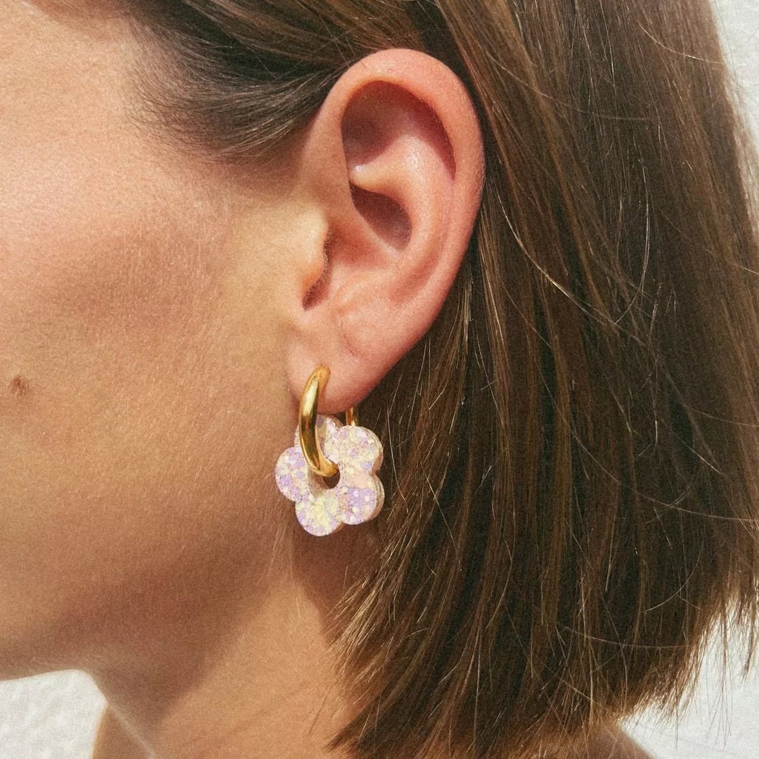 Découvrez nos Boucles d’oreilles et Créoles portées fait main en France en résine époxy Les Nicolettes