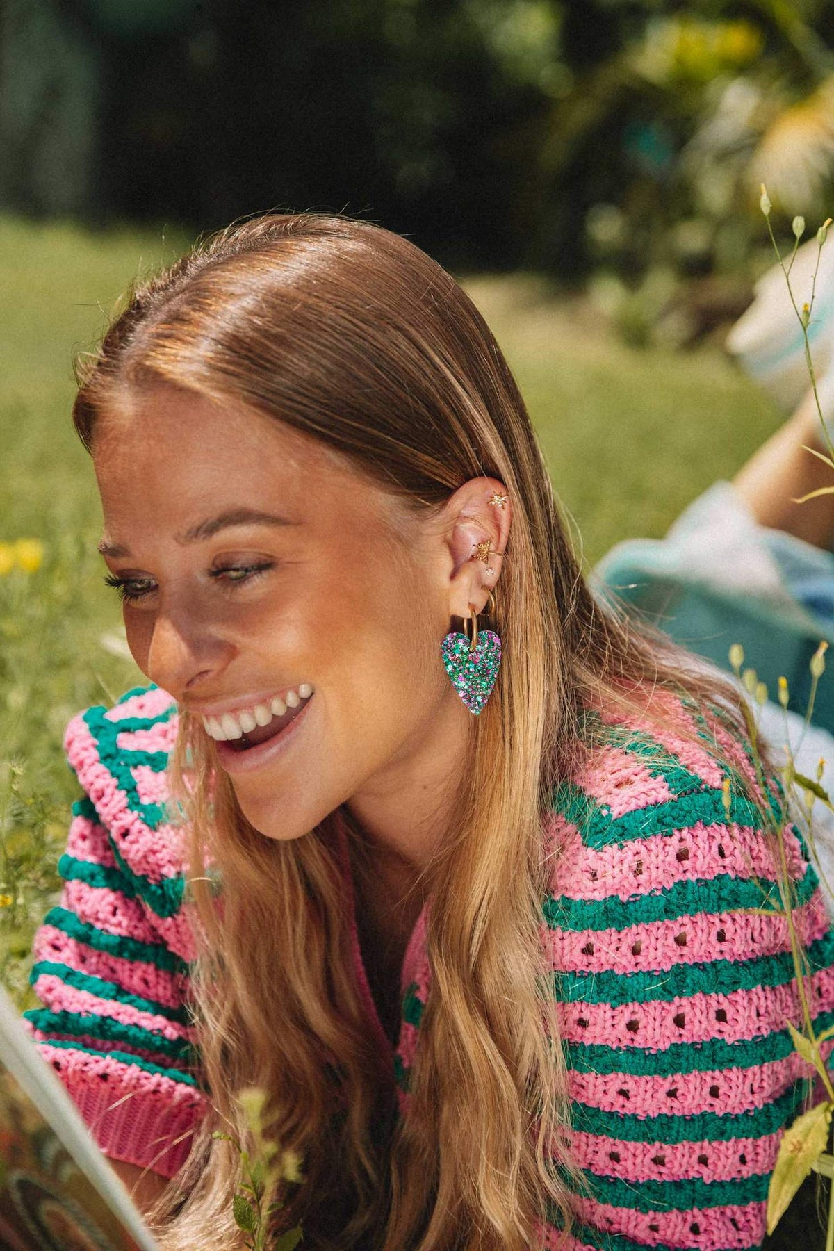 Boucles d'oreilles Cœur Émeraude Fuchsia portées-Les Nicolettes