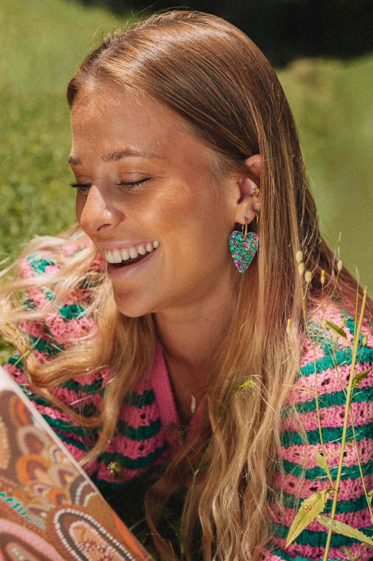 Boucles d'oreilles Cœur Émeraude Fuchsia portées-Les Nicolettes