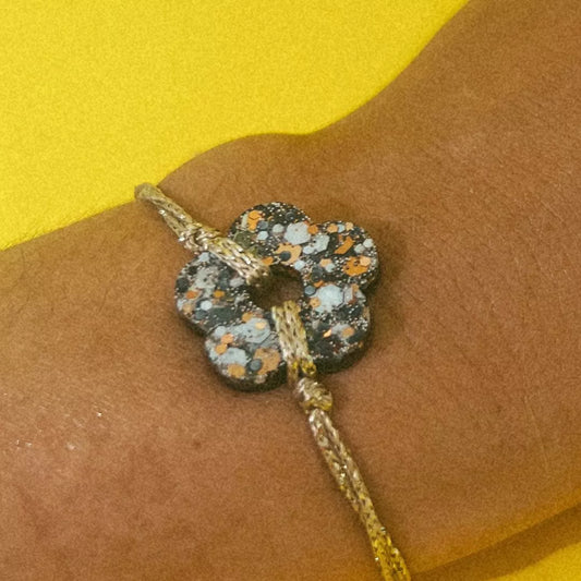 Bracelet fil Beige & Or Fleur + de 17 couleurs faites main en France en résine époxy et acier inoxydable Les Nicolettes