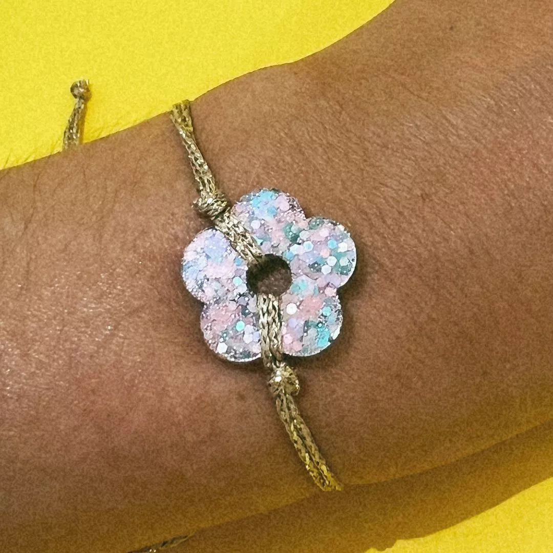 Bracelet fil Beige & Or Fleur + de 17 couleurs faites main en France en résine époxy et acier inoxydable Les Nicolettes
